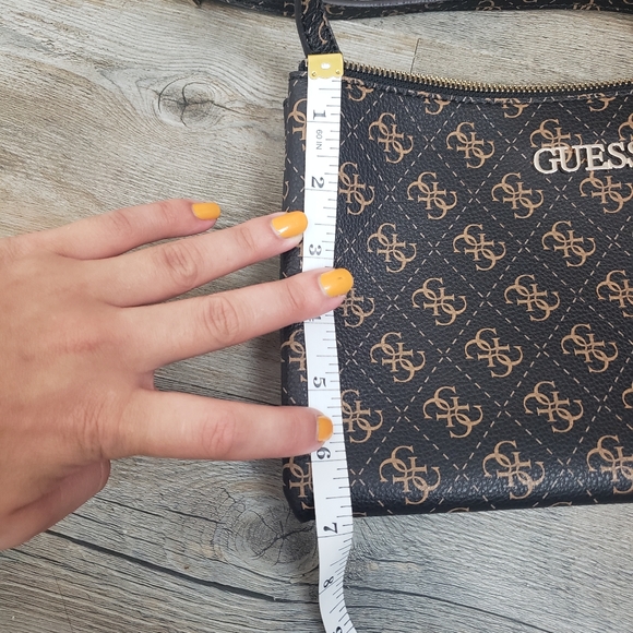 GUESS | Crossbody Adjustable Strap Womens Purse - Picture 9 of 13
